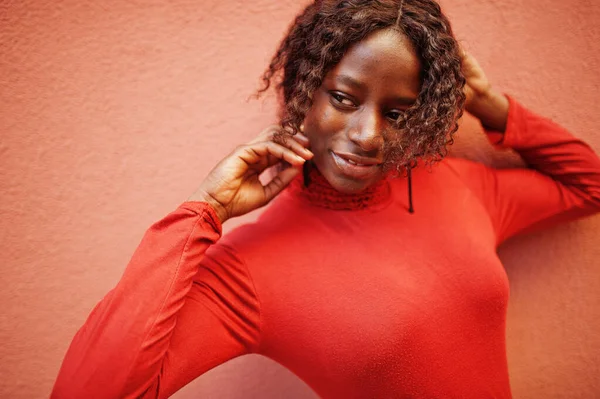 Retrato Uma Mulher Africana Cabelos Encaracolados Vestindo Gola Alta Vermelha — Fotografia de Stock