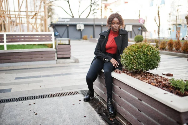 Portrait Une Femme Africaine Aux Cheveux Bouclés Portant Manteau Noir — Photo