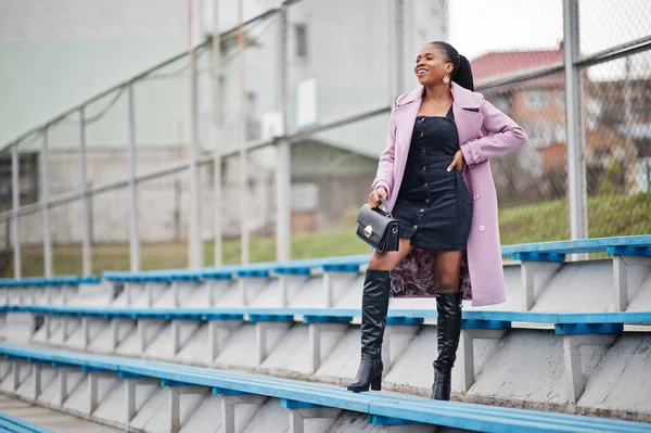 Jeune Belle Femme Afro Américaine Élégante Dans Rue Aux Gradins — Photo