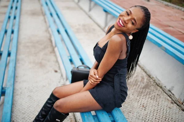 Jovem Elegante Sexy Bela Mulher Afro Americana Rua Estádio Arquibancadas — Fotografia de Stock