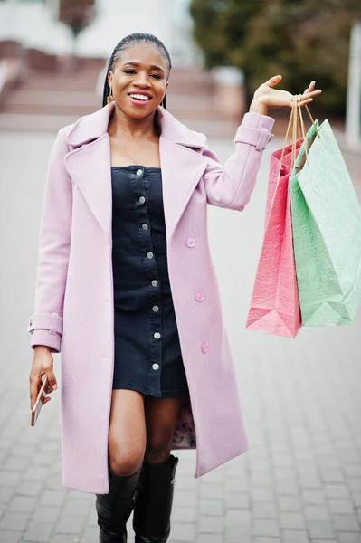 Młoda Stylowa Piękna Afrykańska Kobieta Ulicy Ubrana Płaszcz Torbami Zakupy — Zdjęcie stockowe