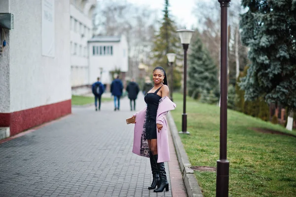 Jeune Belle Femme Afro Américaine Dans Rue Vêtue Manteau Mode — Photo