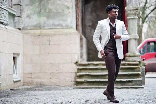 有思想的年轻英俊的非洲绅士穿着正装 穿着白色夹克的黑人模特 — 图库照片