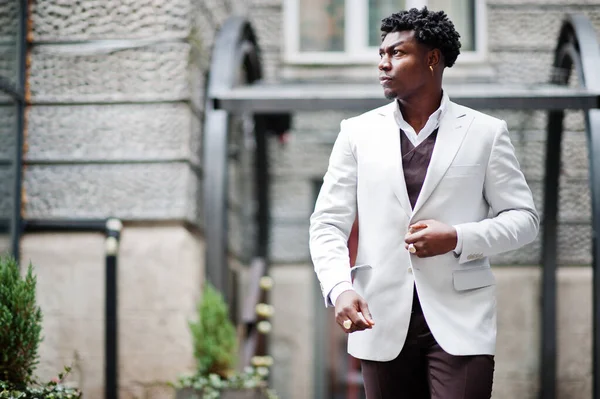 Nachdenklicher Junger Gutaussehender Afrikanisch Amerikanischer Gentleman Formalbekleidung Schwarzer Stilvoller Modelmann — Stockfoto