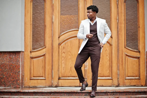 フォーマルウェアに思慮深い若いハンサムなアフリカ系アメリカ人の紳士 ブラックスタイリッシュなモデルマンでホワイトジャケット — ストック写真
