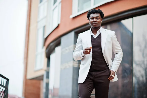フォーマルウェアに思慮深い若いハンサムなアフリカ系アメリカ人の紳士 ブラックスタイリッシュなモデルマンでホワイトジャケット — ストック写真