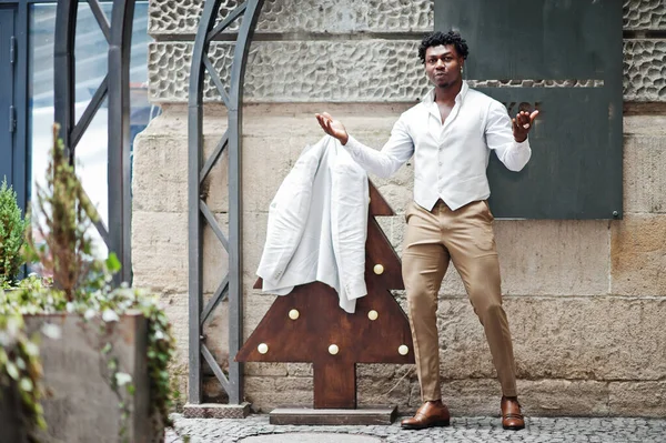 有思想的年轻英俊的非洲绅士穿着正装 穿着白色夹克的黑人模特 — 图库照片