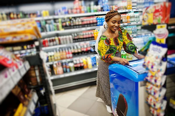 Šťastná Africká Žena Tradičním Oblečení Závojem Vypadající Produkt Obchodě Potravinami — Stock fotografie