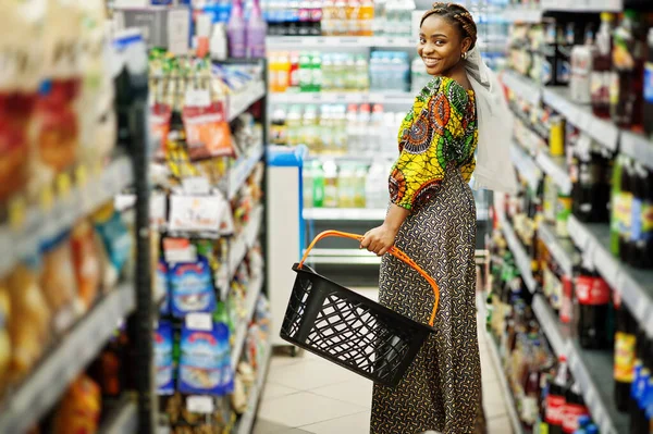 Szczęśliwa Afrykańska Kobieta Tradycyjnej Odzieży Welonu Szuka Produktu Sklepie Spożywczym — Zdjęcie stockowe