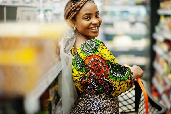 Heureuse Femme Africaine Vêtements Traditionnels Voile Produit Recherche Épicerie Les — Photo