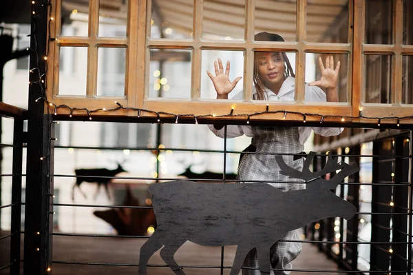 Femme Afro Américaine Salopette Béret Posé Terrasse Extérieure Avec Des — Photo