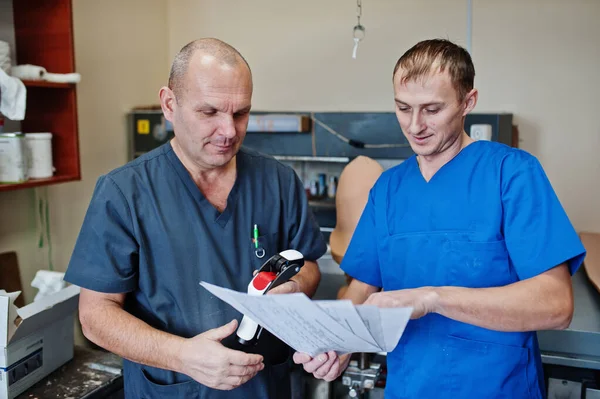 Két Protézis Férfi Munkás Akik Műlábat Készítenek Miközben Laborban Dolgoznak — Stock Fotó
