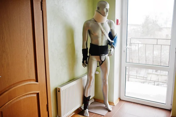 Mannequin with cast on arm and neck at prosthetist clinic.