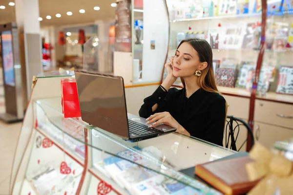 Portrait Young Caucasian Female Woman Seller Using Laptop Orders Goods — Stock Photo, Image