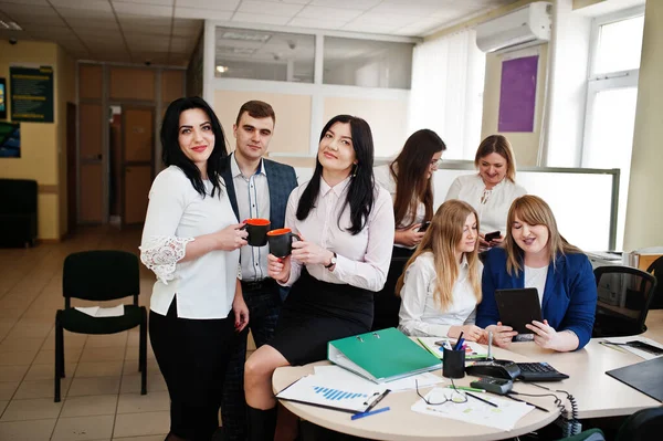 Grupo Jovens Empresários Trabalhadores Bancários Têm Reunião Trabalho Escritório Moderno — Fotografia de Stock