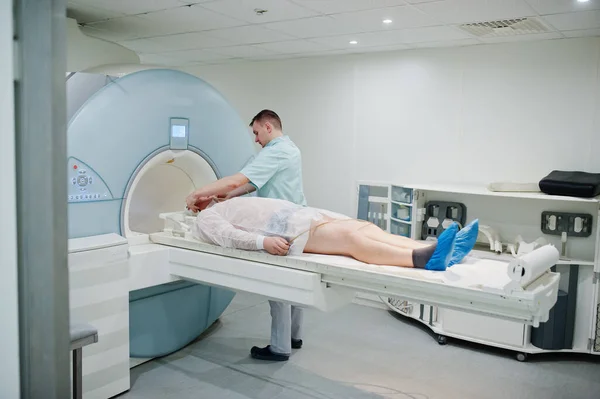 Médico Masculino Enciende Máquina Resonancia Magnética Con Paciente Dentro — Foto de Stock