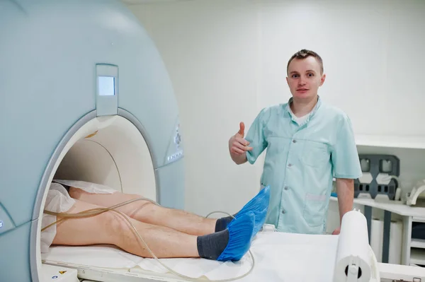 Médico Masculino Enciende Máquina Resonancia Magnética Con Paciente Dentro — Foto de Stock
