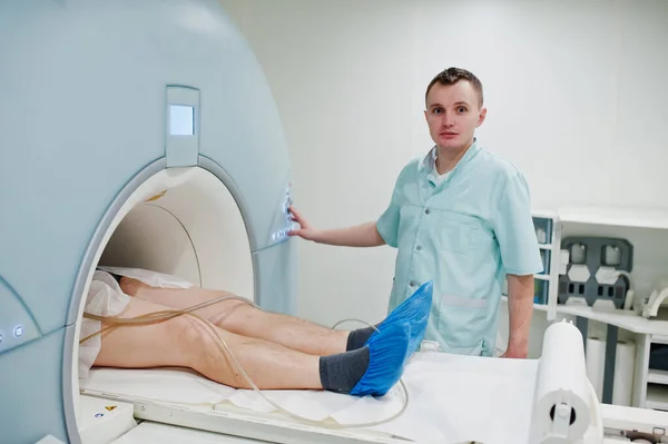 Mužský Lékař Zapne Zobrazovací Přístroj Magnetickou Rezonancí Pacientem Uvnitř — Stock fotografie