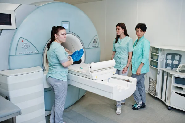 Tři Lékaři Poblíž Magnetické Rezonance Zobrazovací Stroj Pacientem Uvnitř — Stock fotografie