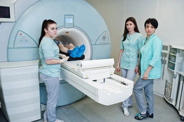 Tres Doctores Mujeres Cerca Máquina Resonancia Magnética Con Paciente Dentro — Foto de Stock