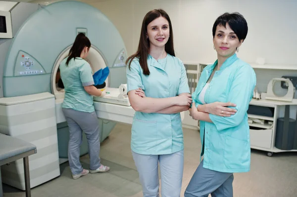Три Жінки Лікарі Біля Машини Магнітно Резонансної Томографії Пацієнтом Всередині — стокове фото