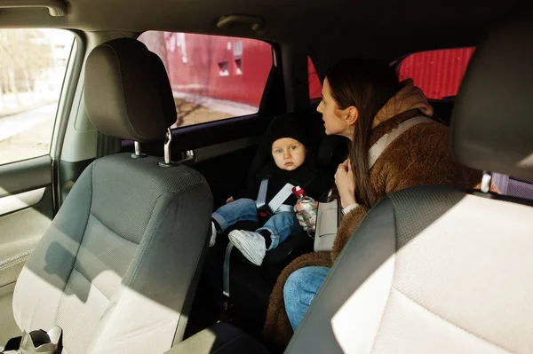 Fiatal Anya Gyerek Autóban Babaülés Széken Biztonsági Vezetési Koncepció — Stock Fotó