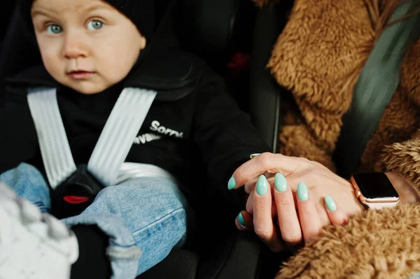 Joven Madre Hijo Coche Asiento Bebé Silla Concepto Conducción Segura —  Fotos de Stock