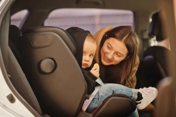 Fiatal Anya Gyerek Autóban Babaülés Széken Biztonsági Vezetési Koncepció — Stock Fotó