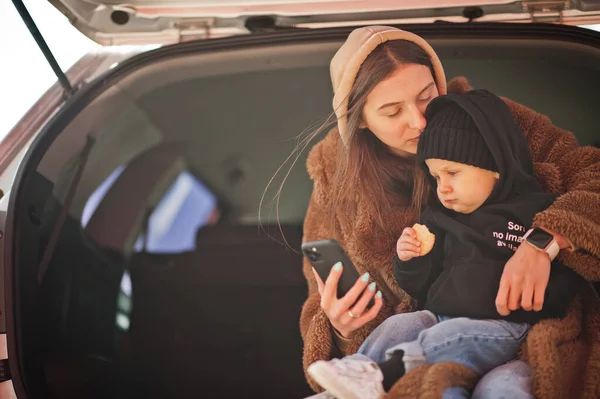 Fiatal Anya Gyermek Csomagtartóban Nézi Mobiltelefont Biztonsági Vezetési Koncepció — Stock Fotó