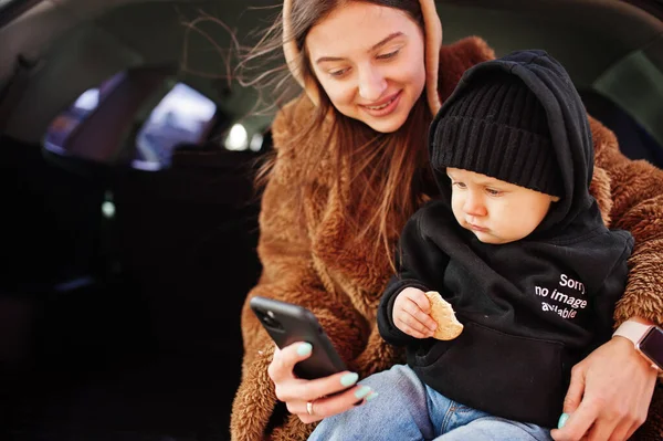 Young Mother Child Sitting Trunk Car Looking Mobile Phone Safety — Stock Photo, Image