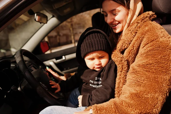 Fiatal Anya Gyerek Autóban Biztonsági Vezetési Koncepció — Stock Fotó