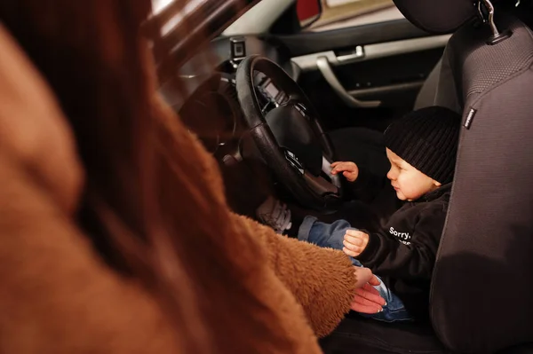 Fiatal Anya Gyerek Autóban Biztonsági Vezetési Koncepció — Stock Fotó