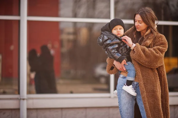 Young Mother Child Hands Walking Streets — Stock Photo, Image