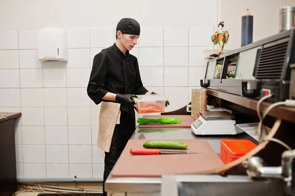 Professionele Chef Kok Dragen Het Zwart Maken Van Sushi Broodjes — Stockfoto