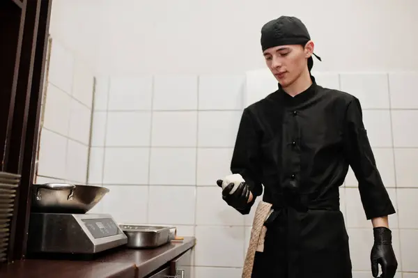Vêtements Chef Professionnel Noir Faisant Des Sushis Des Rouleaux Dans — Photo