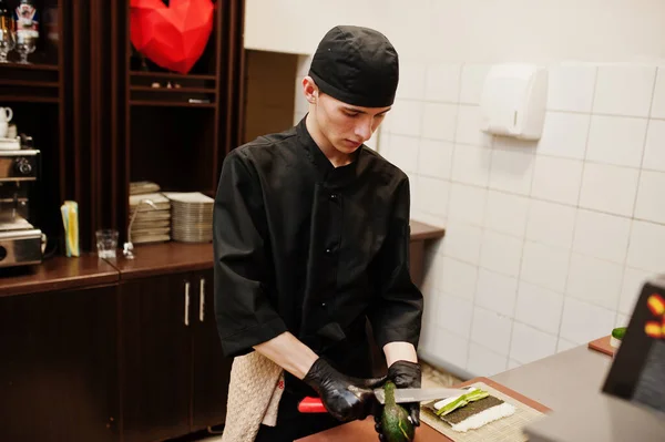 Шеф Повар Одевается Черные Суши Роллы Кухне Ресторана Традиционной Кухни — стоковое фото