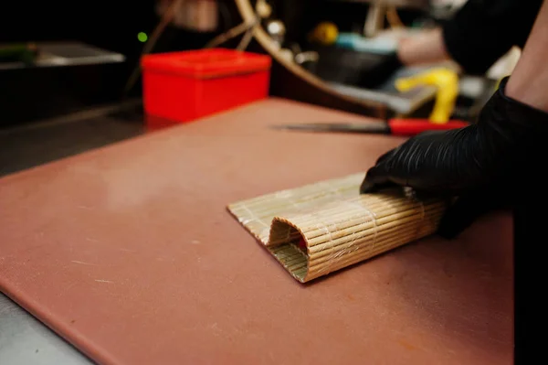 Close Handen Van Professionele Chef Kok Dragen Zwarte Handschoenen Het — Stockfoto