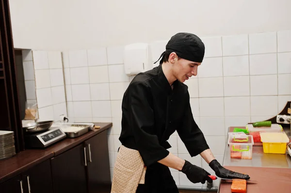 Profissional Chef Desgaste Preto Fazendo Sushi Rolos Uma Cozinha Restaurante — Fotografia de Stock