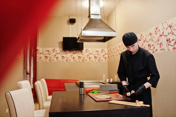 Επαγγελματίας Σεφ Φορούν Μαύρο Κάνοντας Σούσι Και Ρολά Μια Κουζίνα — Φωτογραφία Αρχείου