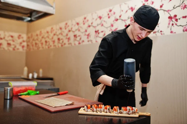 Profesjonalny Kucharz Nosić Czarnym Podejmowania Sushi Rolki Kuchni Restauracji Japońskiej — Zdjęcie stockowe