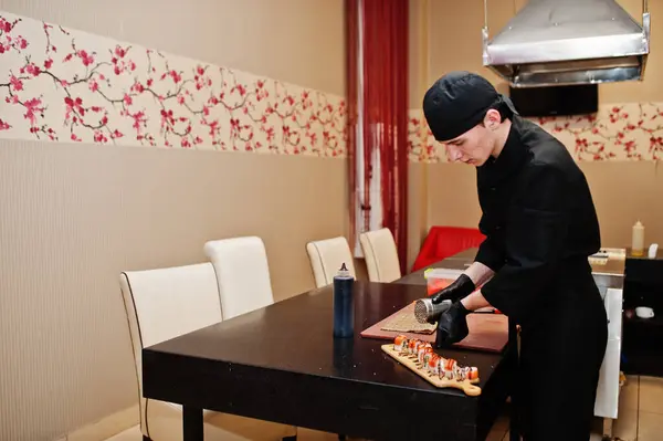 Vêtements Chef Professionnel Noir Faisant Des Sushis Des Rouleaux Dans — Photo