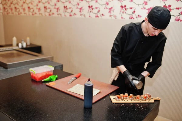Profesjonalny Kucharz Nosić Czarnym Podejmowania Sushi Rolki Kuchni Restauracji Japońskiej — Zdjęcie stockowe