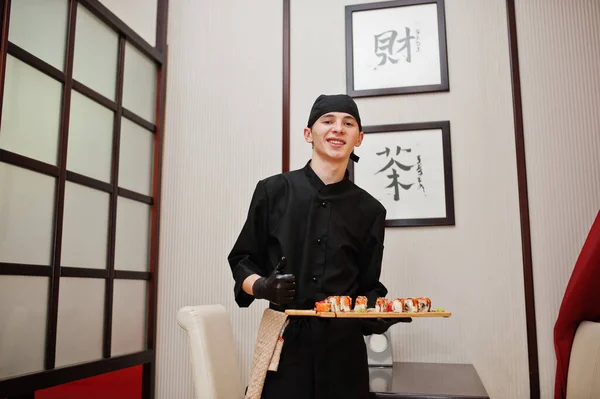 Profissional Chef Desgaste Preto Com Sushi Rolos Restaurante Comida Tradicional — Fotografia de Stock