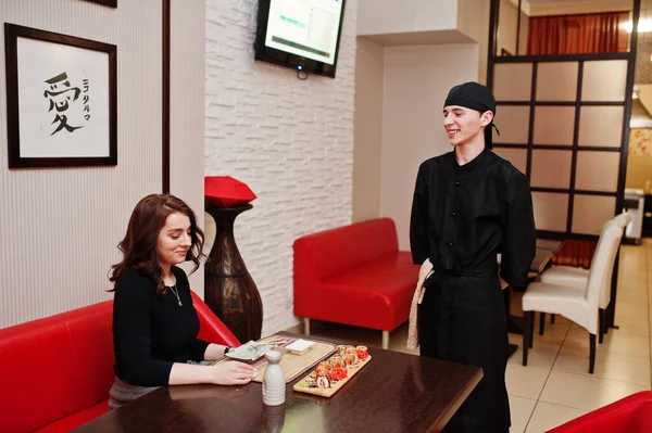 Профессиональная Одежда Шеф Повара Черном Дает Суши Рулоны Женщины Клиента — стоковое фото