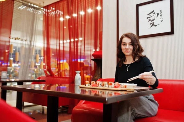 Una Joven Hermosa Chica Comiendo Sushi Restaurante Tradicional Japonés —  Fotos de Stock