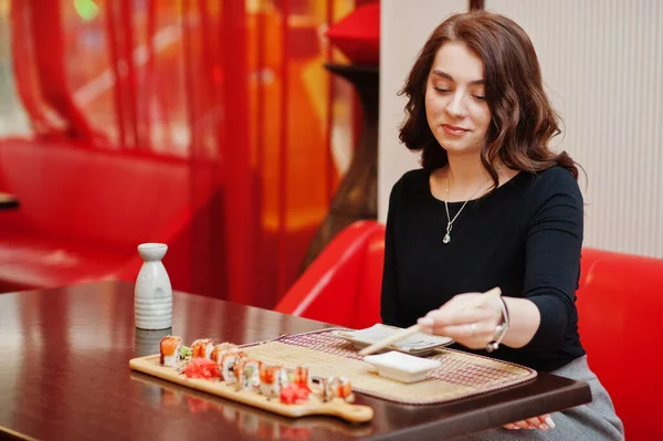 Una Joven Hermosa Chica Comiendo Sushi Restaurante Tradicional Japonés —  Fotos de Stock