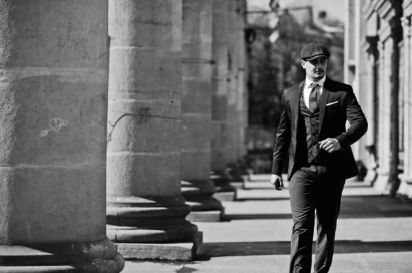 Porträt Eines Englischen Geschäftsmannes Mit Dunklem Anzug Krawatte Und Schiebermütze — Stockfoto