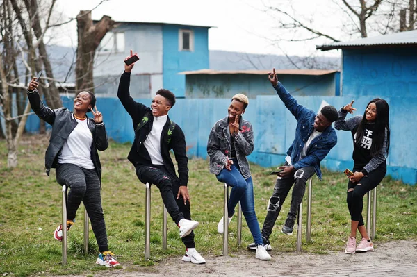 Νεαροί Αφρικανοί Φίλοι Κινητά Τηλέφωνα Ευτυχισμένοι Μαύροι Που Διασκεδάζουν Μαζί — Φωτογραφία Αρχείου