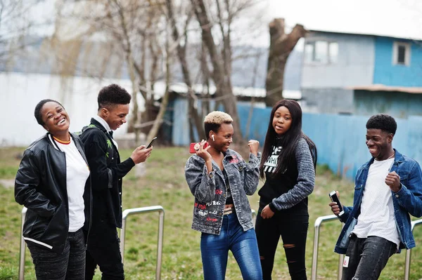 Νεαροί Αφρικανοί Φίλοι Της Χιλιετίας Περπατούν Στην Πόλη Ευτυχισμένοι Μαύροι — Φωτογραφία Αρχείου