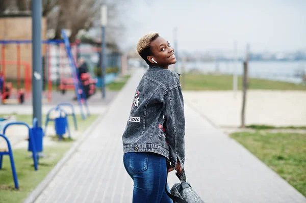 Ung Afrikansk Flicka Stan Glad Svart Kvinna Med Trådlösa Hörlurar — Stockfoto